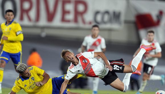 Carlos Zambrano defendió con todo la ventaja de Boca. Fue amonestado por una dura entrada. (Foto: AP)
