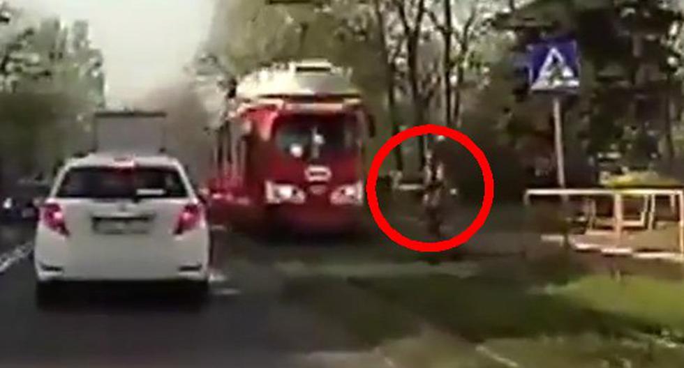 Un tranvía atropelló a una mujer, pero ocurrió algo extraordinario. El video fue publicado en YouTube. (Foto: YouTube)