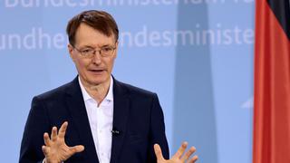 El nuevo ministro de Sanidad de Alemania alerta de que no hay suficientes vacunas contra el COVID-19