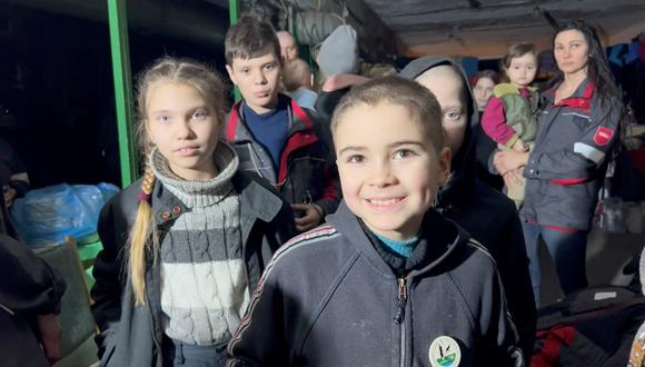 Niños y niñas a punto de encontrar refugio en la fábrica de acero de Azovstal, Mariúpol. REUTERS