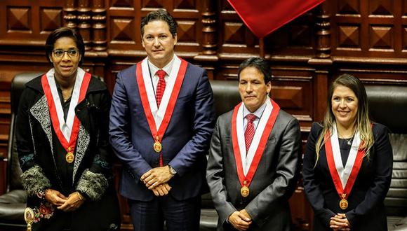 Leyla Chihuán, Segundo Tapia y Yeni Vilcatoma acompañan a Daniel Salaverry en la Mesa Directiva del Congreso. (Foto: Agencia Andina)