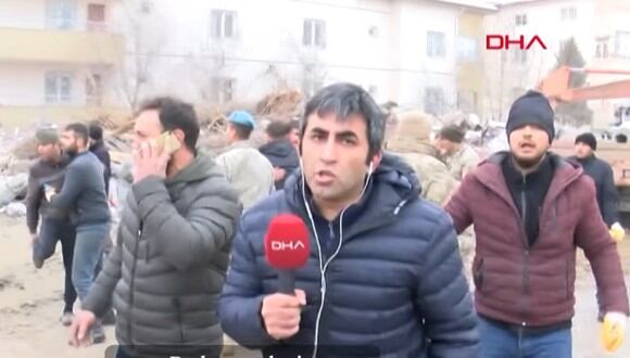 Un reportero fue sorprendido por un segundo terremoto, en Turquía, en plena transmisión en vivo. (Foto: Twitter/Demirören Haber Ajansı).