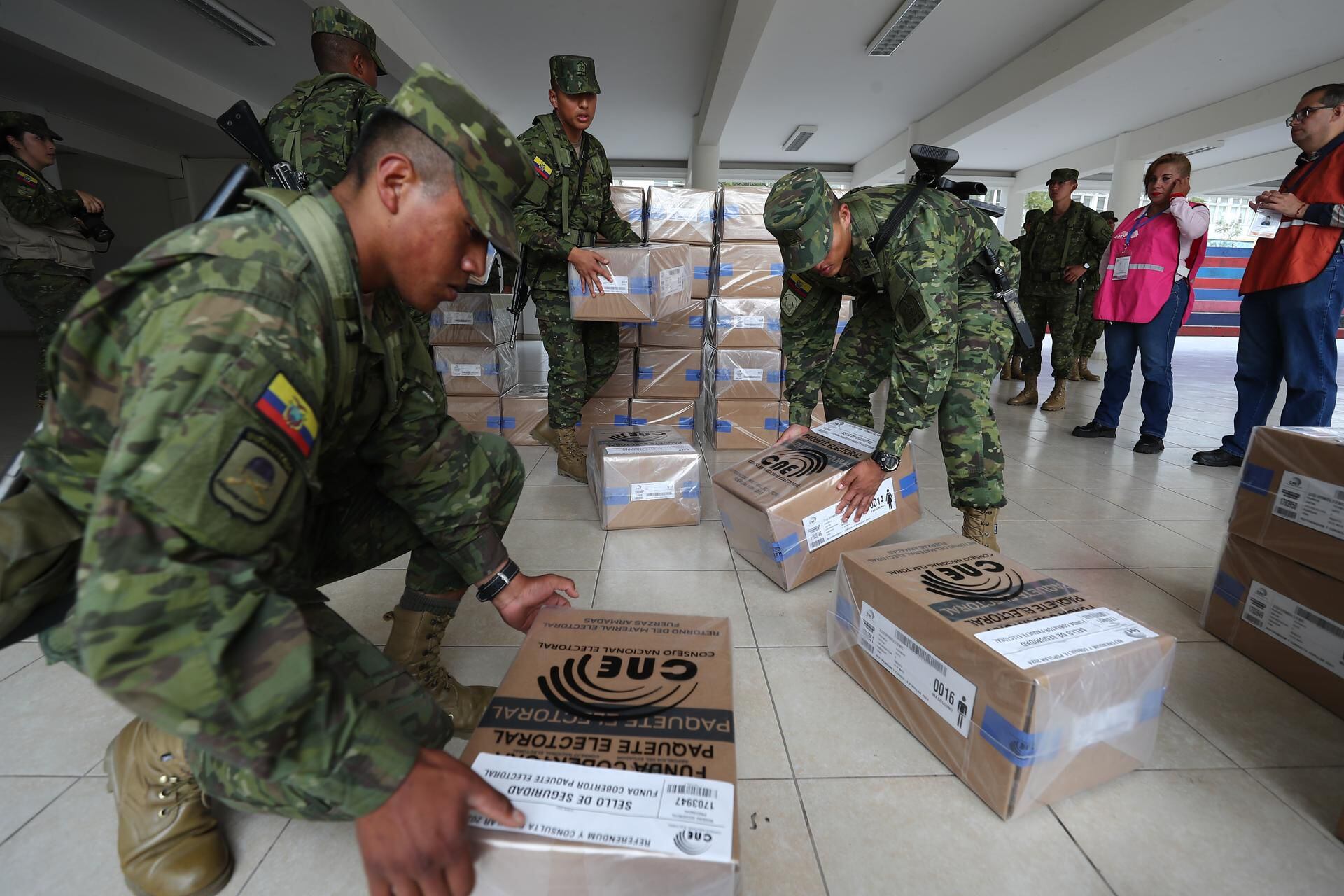 Ecuadorian soldiers mobilize logistical material to carry out the referendum and popular consultation.  (EFE/ José Jácome).