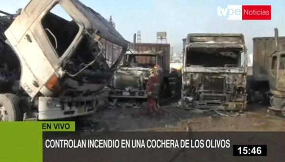 El incendio destruyó 9 camiones, los cuales se encontraban estacionados de manera desordenada en el interior de la cochera. (TV Perú)