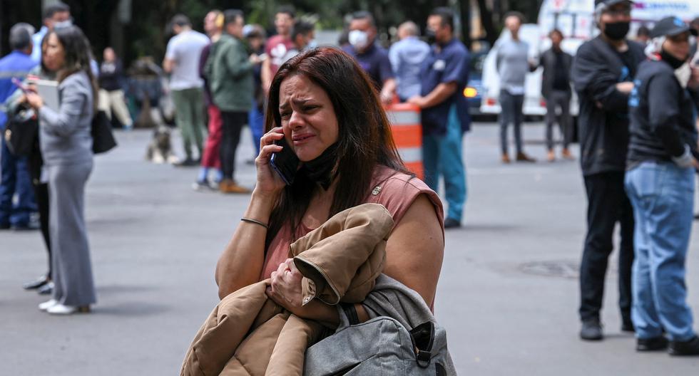 Una mujer habla por teléfono después de un terremoto en la Ciudad de México el 19 de septiembre de 2022. (RODRIGO ARANGUA / AFP).