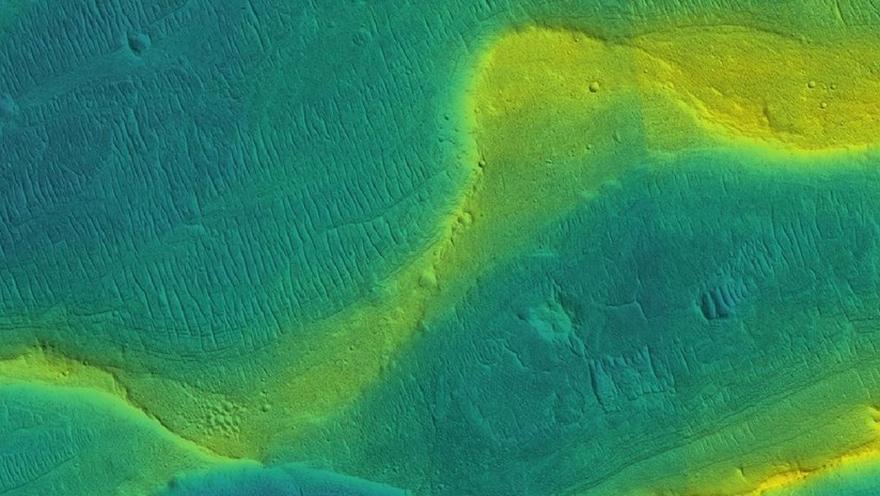 Cauce seco de un río en Marte. Lo que se muestra en color amarillo son las áreas más elevadas. (NASA)