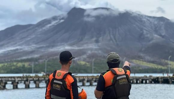 Los rescatistas observan la erupción del Monte Ruang en Tagulandang, Indonesia, 18 de abril de 2024. . (EFE/EPA/BASARNAS).