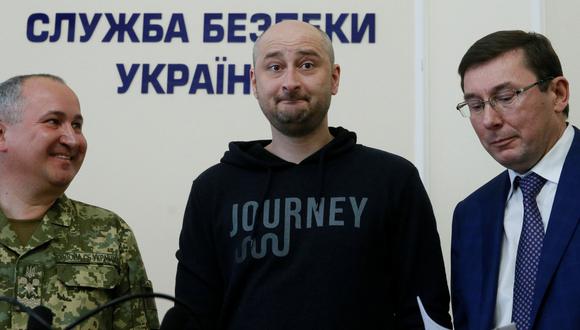 El periodista Arkady Babchenko (al centro), junto a Vasili Gritsak (izquierda), director del servicio secreto de Ucrania. (Reuters).