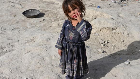 Una niña se encuentra en un campamento para desplazados internos en Kabul, Afganistán, el 21 de junio de 2021. (ADEK BERRY / AFP).