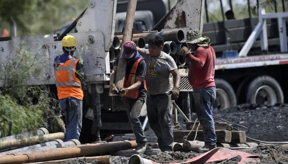 El personal de rescate participa en una operación para llegar a 10 mineros que han estado atrapados en una mina de carbón inundada durante más de una semana, en la comunidad de Agujita, Municipio de Sabinas, Estado de Coahuila, México, el 12 de agosto de 2022. (Foto: Pedro PARDO / AFP)