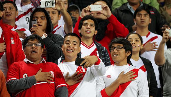 Hinchas de la Selección Peruana en las tribunas del Estadio Nacional (Foto: EFE)