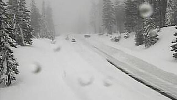 Las intensas nevadas han llevado a las autoridades a cerrar diferentes vías debido a la poca visibilidad del camino y el enorme peligro para los conductores.