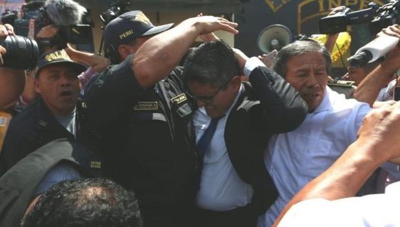 El fiscal José Domingo Pérez denunció la agresión de los seguidores de Keiko Fujimori en la comisaría de Chorrillos. (Foto: Alessandro Currarino / El Comercio)