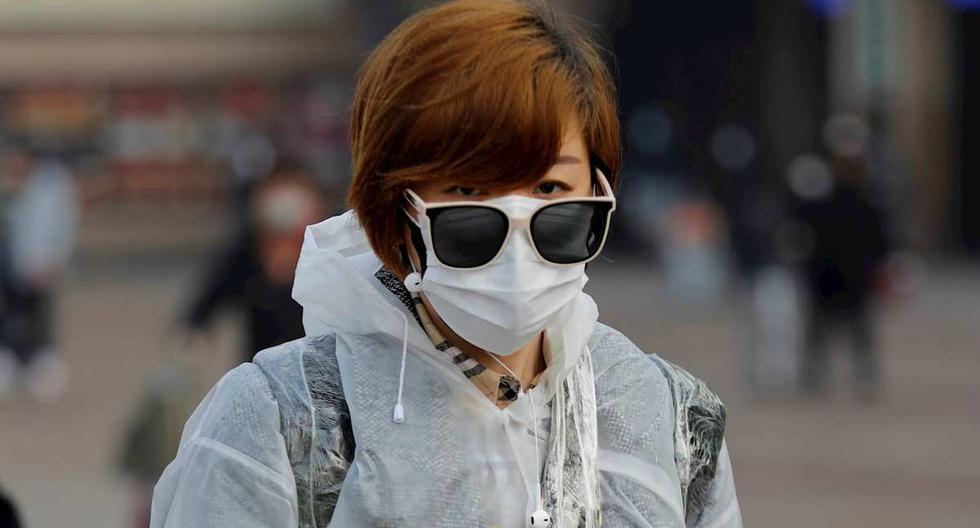 Una mujer utiliza una mascarilla de protección ante el coronavirus. Su uso ha sido declarado obligatorio estas últimas semanas en muchas ciudades (Foto: EFE/EPA/WU HONG)