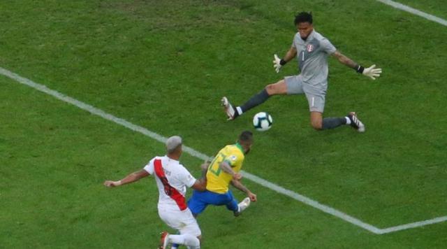 Dani Alves fue el protagonista del cuarto gol en el Perú vs. Brasil en el marco de la fecha 3 de la Copa América 2019 (Foto: AFP)