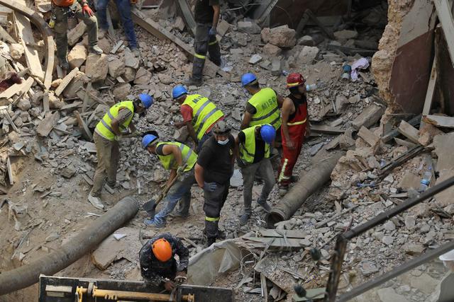 Los equipos de rescate utilizan remueven los escombros de un edificio dañado por la explosión en Beirut en busca de posibles supervivientes. (Foto: JOSEPH EID / AFP).