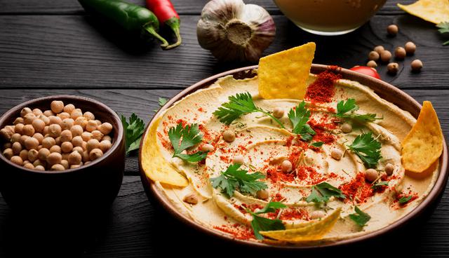 En tu paso por Oriente Medio prueba el hummus, popular pasta a base de garbanzos. (Foto: Shutterstock)