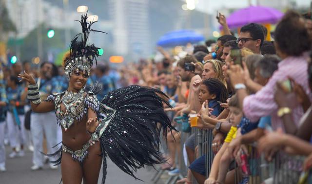 La avenida contigua a la playa de Copacabana se convirtió este sábado en una inusual pasarela para las escuelas de samba de Río de Janeiro, que realizaron una multitudinaria batucada con más de 1.000 ritmistas, calentando motores para el Carnaval. (Foto: AP)