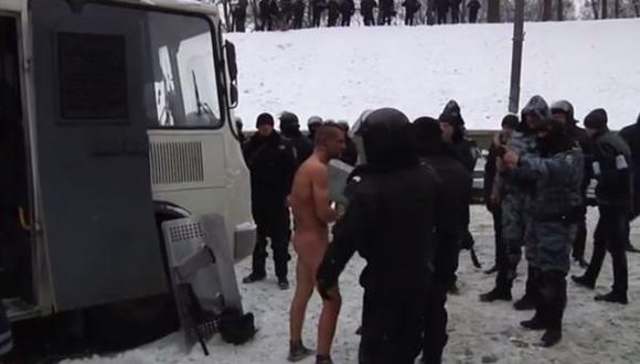 Ucrania: opositor es desnudado y golpeado por policías