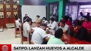 Junín: arrojan huevos al alcalde de Satipo, Iván Olivera, cuando se debatía su vacancia | VIDEO 