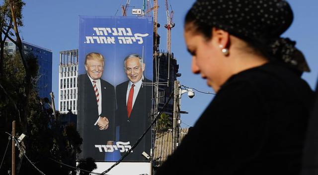 Benjamin Netanyahu bombardea Israel de fotos junto a Donald Trump para campaña electoral. (AFP)