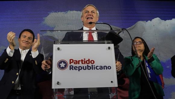 El ex candidato presidencial chileno y fundador del Partido Republicano de extrema derecha, José Antonio Kast (C), en la sede del Partido Republicano en Santiago el 7 de mayo de 2023. (Foto de JAVIER TORRES / AFP)