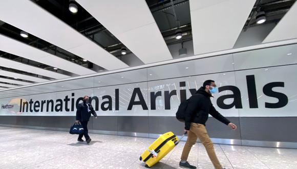 Viajeros en el aeropuerto de Heathrow, Londres, Reino Unido, el 13 de febrero de 2021. (REUTERS/Toby Melville).