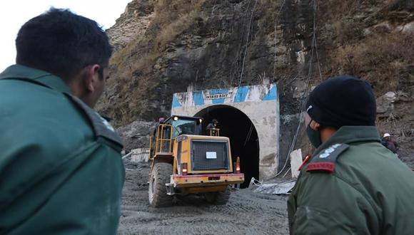 Los rescatistas indios trabajan cerca del proyecto hidroeléctrico Dhauliganga, afectado por la avalancha. (EFE / EPA / RAJAT GUPTA).