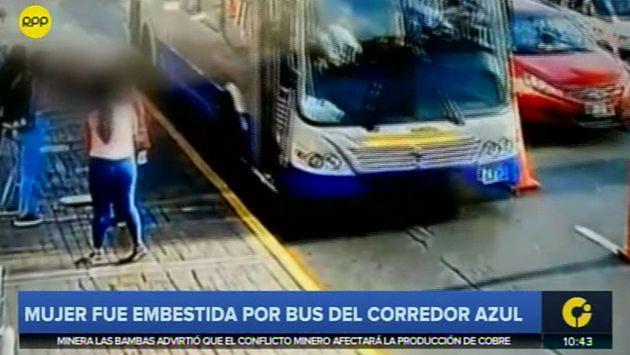 La mujer embestida por el corredor azul permanece en una clínica local. (Captura: RPP Noticias)
