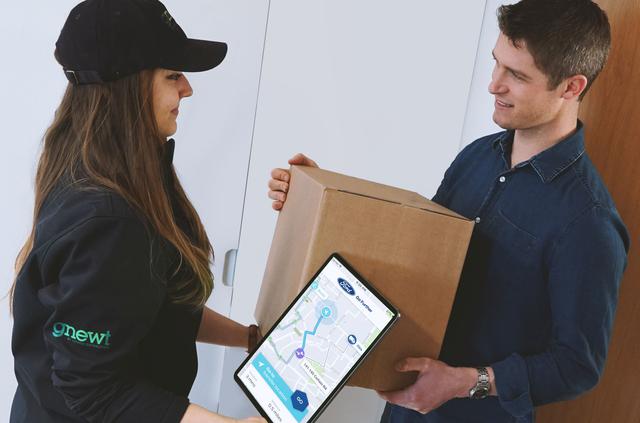 Ford se asocia con la empresa de delivery Gnewt para probar el nuevo servicio de mensajería de paquetes digital diseñado para ayudar a reducir el tráfico, ofrecer entregas más rápidas y ayudar al medio ambiente.