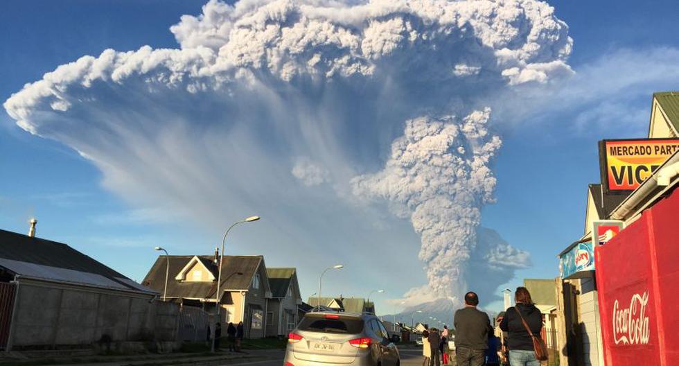 Nube de humo se eleva sobre volcán Calbuco. (Foto: EFE)