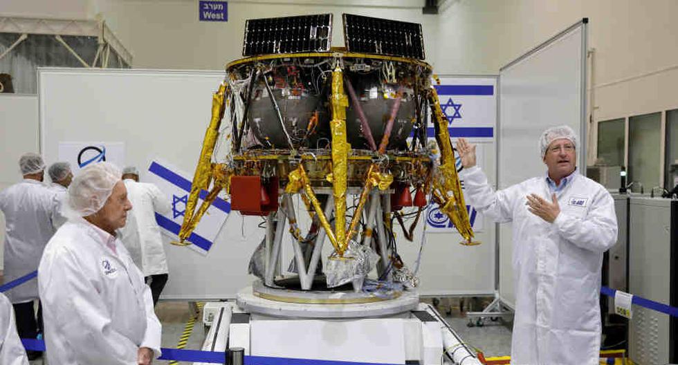 El director del Programa Industrial Aeroespacial israelí, Ofer Doron (d), presenta una nave espacial israelí en la sede de la compañía aeroespacial israelí MBT, en Yehud, cerca de Tel Aviv, Israel. El proyecto del equipo "SpaceIL" fue uno de los finalistas del premio mundial "Google Lunar X Prize" para llevar una astronave a la luna, pero no ganó debido a la falta de presupuesto y por no poder cumplir la fecha límite de entrega. (Foto: EFE)