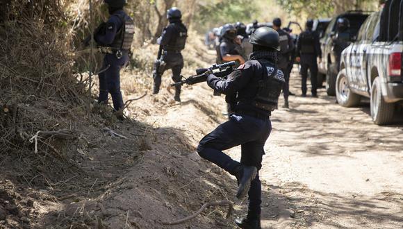 Policía vigilia el territorio en Aguililla, estado de Michoacán, México, el 11 de marzo de 2022. (Foto referencial de Enrique Castro / AFP)