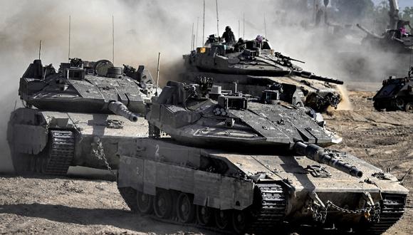 Tanques de batalla del ejército israelí se mueven en un área a lo largo de la frontera con la Franja de Gaza y el sur de Israel el 2 de abril de 2024. (Foto de RONALDO SCHEMIDT / AFP)