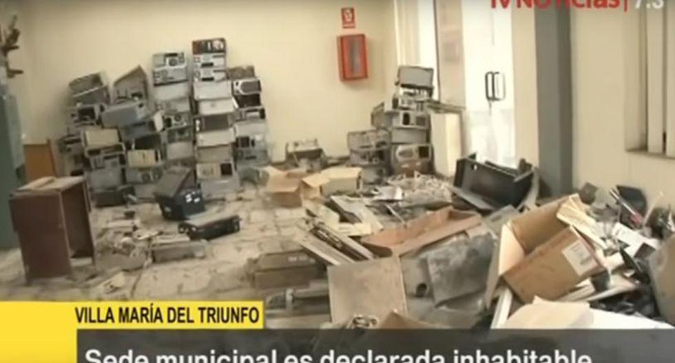 Los ambientes del Palacio Municipal de Villa María del Triunfo permanecen llenos de mobiliario obsoleto y partes de computadoras. (TV Perú)