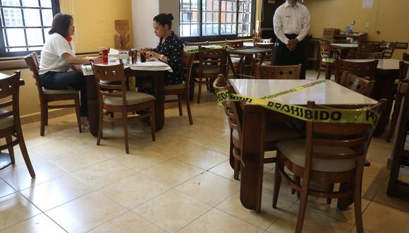 Los restaurantes de México abrieron sus puertas tras las medidas de confinamiento decretadas hace algo más de tres meses, en una tímida reapertura con un tope del 40 % de aforo. EFE/Sáshenka Gutiérrez