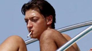 Mesut Özil y el peor error de su vida: fumar un cigarrillo