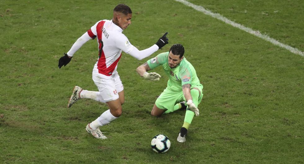 Perú vs. Chile: Paolo Guerrero y el fantástico amague para el golazo del 3-0 en Copa América | VIDEO. (Foto: AFP)