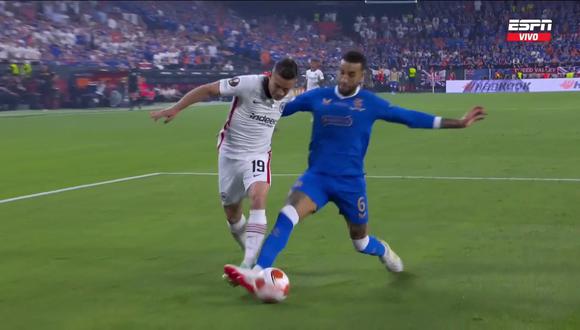 Rafael Santos Borré pidió penal tras un ataque en el Eintracht Frankfurt vs. Rangers. (Foto: Captura ESPN)