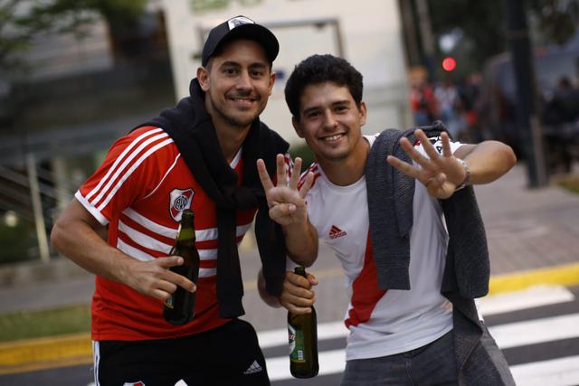 Hinchas de River Plate caminaron desde miraflores hasta el hotel para recibir al equipo argentino | Foto: Renzo Salazar/GEC