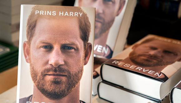La autobiografía del príncipe Harry de Gran Bretaña "Reserven" - en inglés "Spare", están listas para la venta en la librería Boghallen en Copenhague, Dinamarca, el 10 de enero de 2023. (IDA MARIE ODGAARD / RITZAU SCANPIX / AFP).