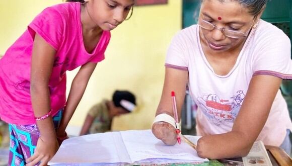 Pratibha Hilim da clases a domicilio en la comunidad de Karhe. (Imagen: AFP)