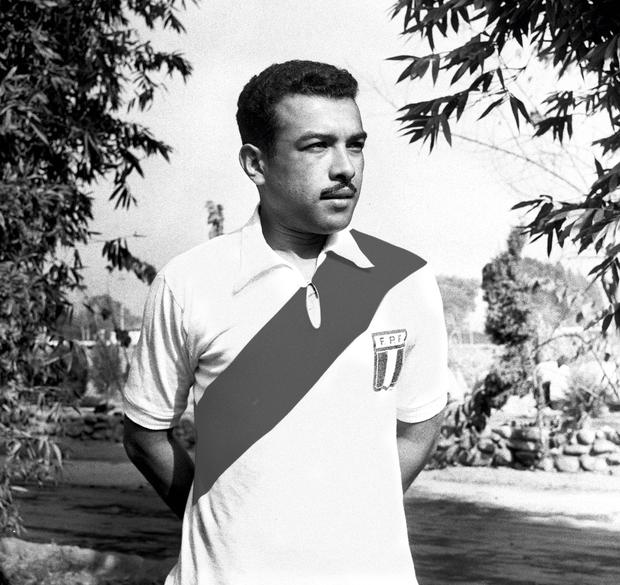 Zaguero Luis Bolívar con la bicolor de los años 60. (Foto: Archivo histórico El Comercio)