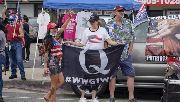 Un partidario de Trump agita una bandera de Qanon durante un mitin pro-Trump, el 21 pasado de agosto de 2020. (Foto de Kyle Grillot / AFP)