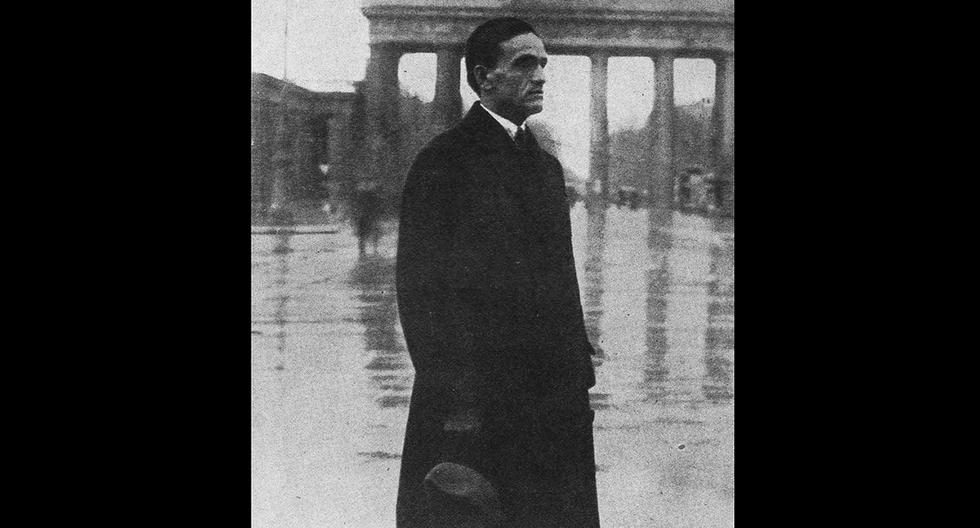 Imagen de César Vallejo frente a la Puerta de Brandenburgo en Berlín (Alemania), a inicios de los años 30. Vallejo era un artista sensible a su época.