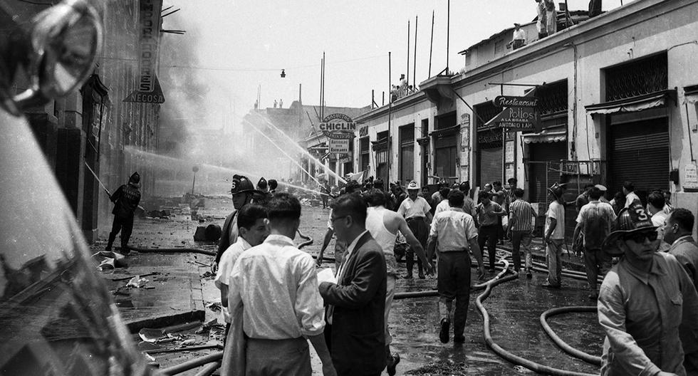 Lima, 29 de febrero de 1964. Una escena caótica desde las afueras del destruido Mercado Central de Lima, el anterior al que todos conocemos hoy. (Foto: GEC Archivo Histórico)