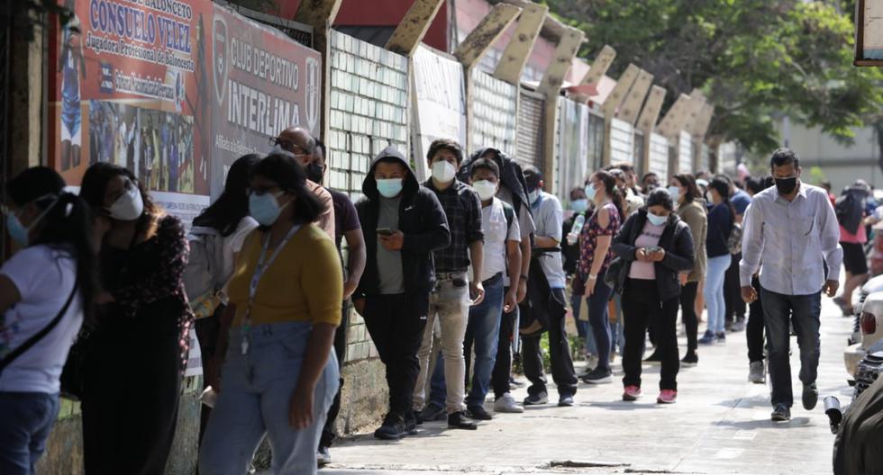 El año pasado, cuando empezó la vacunación, las personas abarrotaron los vacunatorios, luego disminuyó, sin embargo, durante esta semana, como una suerte de reacción tras del anuncio de que ya empezó la tercera ola, las personas han acudido en masa de nuevo a los centros de vacunación para inmunizarse o para hacerse el test de descarte. (Foto: GEC)