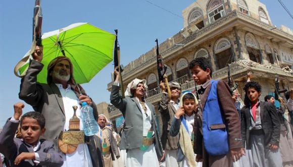 Los partidarios de los rebeldes huthi de Yemen levantan rifles de asalto Kalashnikov y gritan consignas contra el ataque aéreo de la coalición liderada por Arabia Saudita. (Foto: AFP)