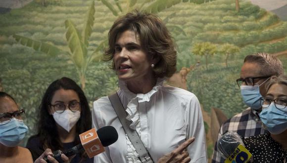 Cristiana Chamorro ofrece una conferencia de prensa en Managua, Nicaragua, el 2 de junio del 2021 antes de ser puesta bajo arresto domiciliario. (EFE/ Jorge Torres).