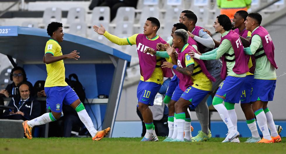 Brazil's midfielder Andrey Santos (L) celebrates with his teammates after scoring a goal during the Argentina 2023 U-20 World Cup round of 16 football match between Brazil and Tunisia at the Diego Armando Maradona stadium in La Plata, Argentina, on May 31, 2023. (Photo by LUIS ROBAYO / AFP)